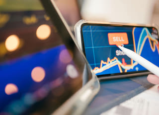 Analyse multi-actif d'un cambiste portant sur Bitcoin, Ethereum et les options de devises